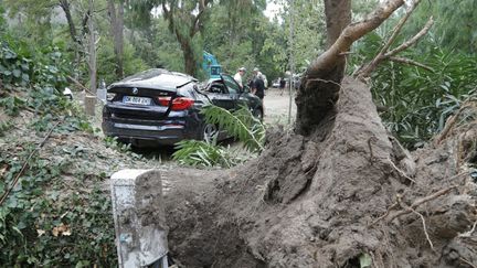 Une voiture détruite dans le camping de Sagone, en Corse, le 18 août 2022, après les tempêtes qui ont frappé l'île cet été. (PASCAL POCHARD-CASABIANCA / AFP)