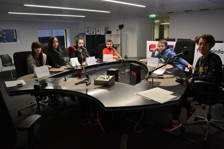 Ces élèves sont venus enregistrer leurs questions dans un studio de Radio France. Avec leur classe, ils ont aussi visité la rédaction de franceinfo. (Estelle FAURE / FRANCEINFO)