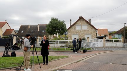 Des médias devant le domicile du Guy J, le 12 octobre 2019 à Limay (Yvelines). (THOMAS SAMSON / AFP)