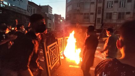 Des manifestants dans les rues de Téhéran (Iran) lors d'une manifestation pour Mahsa Amini, quelques jours après sa mort en garde à vue, le 21 septembre 2022.
 (- / AFP)