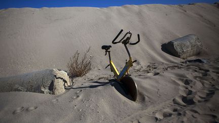 Un v&eacute;lo d'appartement est &eacute;chou&eacute; sur le sable, vestige du passage de l'ouragan Sandy un an plus t&ocirc;t, Mantoloking (New Jersey, Etats-Unis) le 27 octobre 2013. (ERIC THAYER / REUTERS)