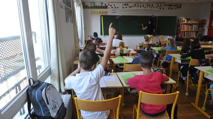 Des élèves dans une classe de CM1 à Aytré (Charente-Maritime), le 1er septembre 2015.&nbsp; (XAVIER LEOTY / AFP)