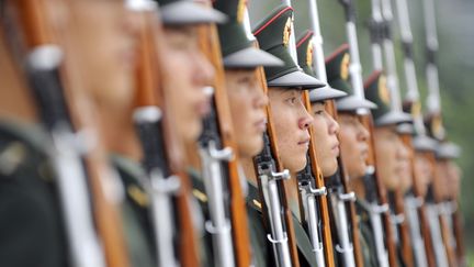 Des militaires chinois, à Pékin (Chine), le 21 juillet 2011. (LIU JIN / AFP)