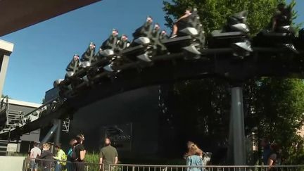 En Allemagne, le parc d’attractions Europa Park, ses six hôtels et son camping, rouvrent leurs portes au public, vendredi 29 mai. Afin de respecter les règles sanitaires, plusieurs mesures ont été mises en place, notamment le port du masque obligatoire et la limitation du nombre de visiteurs quotidiens. (France 2)