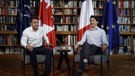 Emmanuel Macron, president de la Republique française (à gauche) et Justin Trudeau, Premier ministre canadien (à droite) au G7 d'Elmau Castle (Allemagne), le 27 juin 2022. (BENOIT TESSIER / POOL)