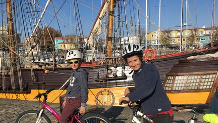 Gaspard et Arthur déambulent dans le Vieux Port de La Rochelle (INGRID POHU / RADIO FRANCE)