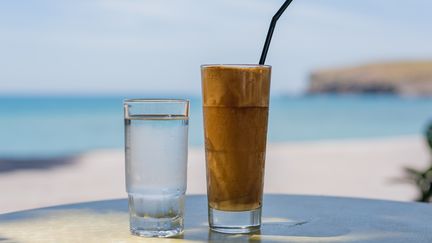 Le café frappé, boisson devenue traditionnelle en Grèce. (GETTY IMAGES)