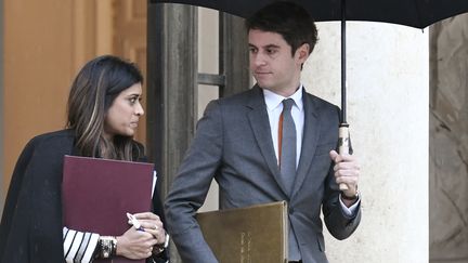 Le Premier ministre Gabriel Attal et la porte-parole du gouvernement, Prisca Thévenot, le 17 janvier 2024 à l'Elysée, à Paris. (STEPHANE DE SAKUTIN / AFP)