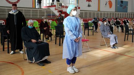 Des personnes attendent de recevoir le vaccin contre le Covid-19&nbsp;lors d'une campagne nationale de vaccination contre la maladie, à Salé, au Maroc, le 29 janvier 2021. (SHEREEN TALAAT / REUTERS)