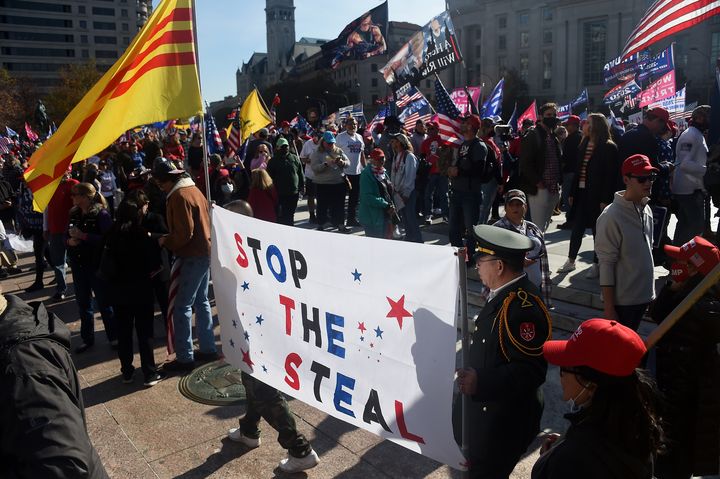 Des soutiens de Donald Trump&nbsp;lors d'une manifestation à Washington (Etats-Unis), le 14 novemnbre 2020,&nbsp;pour dénoncer des fraudes lors de l'élection présidentielle américaine. (OLIVIER DOULIERY / AFP)