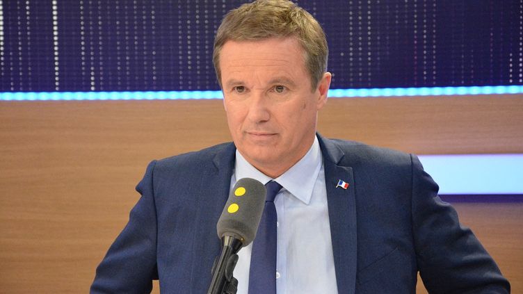 Nicolas Dupont-Aignan, president of Debout la France, guest of franceinfo in 2017. (JEAN-CHRISTOPHE BOURDILLAT / FRANCE-INFO)