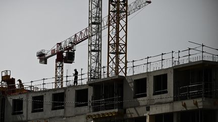 Une construction d'immeuble à Bordeaux (Gironde) risque d'être ralentie à cause d'arrêts maladie. (PHILIPPE LOPEZ / AFP)