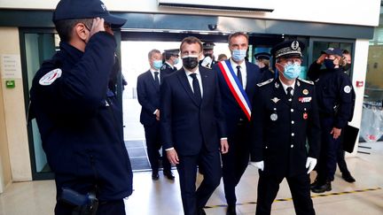 Le président de la République Emmanuel Macron en déplacement dans un commissariat de Montpellier (Hérault), le 19 avril 2021. (GUILLAUME HORCAJUELO / AFP)