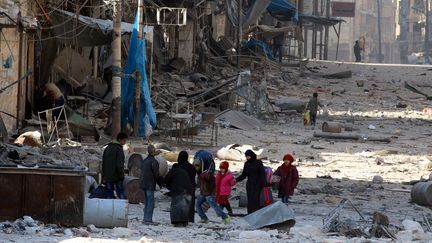 Des habitants d'Alep&nbsp;(Syrie) tentent de fuir au milieu des ruines, le 28 novembre 2016.&nbsp; (ISMAIL ABDALRHMAN / REUTERS)