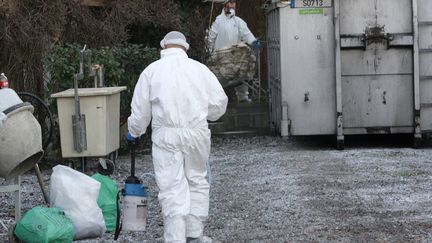 Désinfection des locaux de l'exploitation de canards, à Eugénie-les-Bains (Landes), par l'équipe sanitaire le 13 décembre 2016. (BATS PASCAL / MAXPPP)