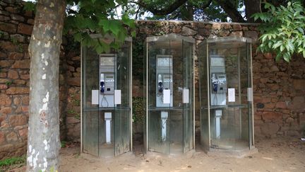 &nbsp; (Cabines téléphoniques sur l'île de Bréhat en Bretagne © Maxppp)