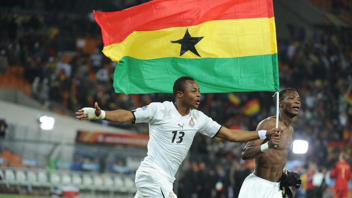 André Ayew portant le drapeau ghanéen, le 23 juin 2010 à Johannesbourg. (GABRIEL BOUYS / AFP)