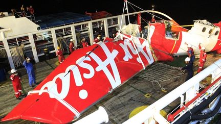 &nbsp; (La queue de l'avion d'Air Asia a été récupérée la semaine dernière par les plongeurs  © MaxPPP)