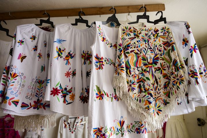 Blouses réalisées par la créatrice mexicaine&nbsp;Glafira Candelaria Jose inspirées de l'ethnie Otomie du village de Tenango de Doria, au Mexique, le 18 juin 2019 T (PEDRO PARDO / AFP)