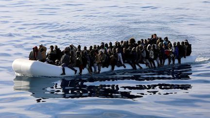 Des migrants sur un canot pneumatique au large des côtes libyennes, le 15 janvier 2018.&nbsp; (HANI AMARA / REUTERS)