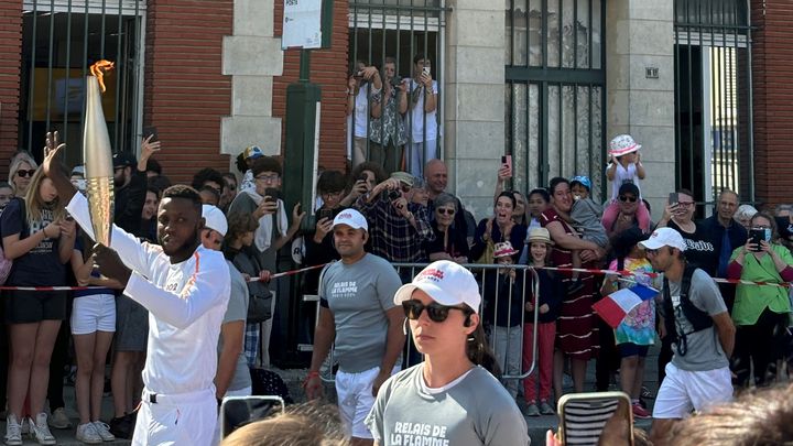 Arrivée de la flamme olympique à Villers-Cotterêts, dans l'Aisne, le 17 juillet 2024. (YANNICK FALT / RADIO FRANCE)