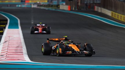 Lando Norris devant Carlos Sainz lors du Grand Prix d'Abou Dhabi sur le circuit de Yas Marina aux Emirats Arabes Unis, le 8 décembre 2024. (DPPI / XAVI BONILLA / AFP)