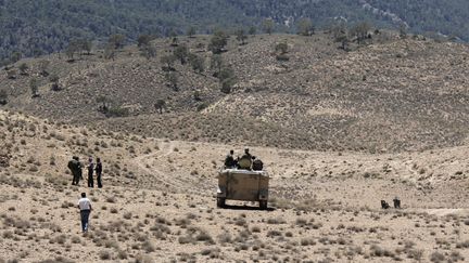 Des soldats de l'arm&eacute;e tunisienne patrouillent pr&egrave;s de la fronti&egrave;re alg&eacute;rienne et du mont Chaambi (Tunisie), le 11 juin 2013. ( REUTERS)