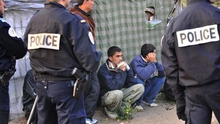 Migrants afghans et agents de police le 22 septembre, jour du démantèlement de la "jungle" de Calais (© AFP Philippe Huguen)