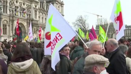 Jeudi 30 mars, des rassemblements ont eu lieu un peu partout en France pour soutenir les blessés lors de la mobilisation à Sainte-Soline (Deux-Sèvres), le week-end dernier. (FRANCEINFO)