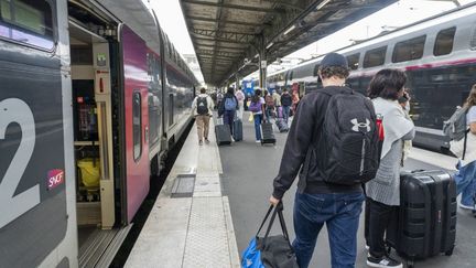 Des usagers de la SNCF sur un quai de la gare de Lyon, à Paris, le 19 octobre 2024. (ANTOINE BOUREAU / HANS LUCAS / AFP)