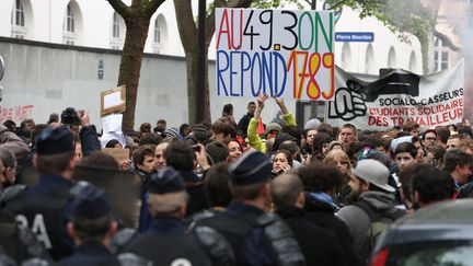 Des manifestants contre la loi Travail à Paris, le 19 mai 2016. (MAXPPP)