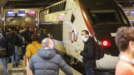 Des voyageurs prennent un TGV le 19 mars 2021 à la gare Montparnasse à Paris. (LUDOVIC MARIN / AFP)