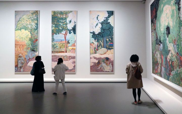 Des visiteurs admirent des oeuvres du peintre français Pierre Bonnard durant une visite de la collection Morozov à la Fondation Louis Vuitton (Paris, France), le 15 septembre 2021. (GEOFFROY VAN DER HASSELT / AFP)