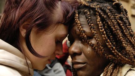 Des étudiantes de l'université des télécommunications de Saint-Pétersbourg en Russie, choquées par le meurtre d'un jeune Sénégalais abattu en pleine rue en 2006. (Photo AFP/Sergey Kompanichenko)