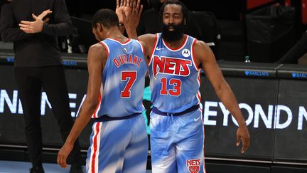 James Harden a brillé pour sa première avec les Brooklyn Nets et n'a rien perdu de ses automatismes avec Kevin Durant (SARAH STIER / GETTY IMAGES NORTH AMERICA)