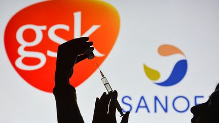 Image d'illustration.&nbsp;Le vaccin développé par Sanofi, allié à son concurrent britannique GSK, s'appuie sur la technologie des&nbsp;"protéines recombinantes". (ARTUR WIDAK / NURPHOTO / AFP)