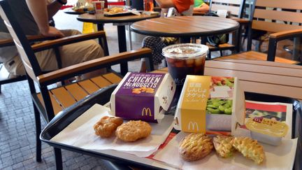 Des nuggets de poulet et des nuggets de tofu, dans un restaurant McDonald's&nbsp;de Tokyo (Japon), le 30 juillet 2014. (YOSHIKAZU TSUNO / AFP)