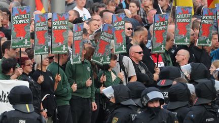 Des manifestants d'extrême droite réclament "l'arrêt des flux migratoires", à Chemnitz (Saxe, Allemagne), le 27 août 2018. (JAN WOITAS / DPA)