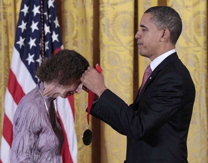 Joyce Carol Oates reçoit la National Humanities Medal des mains du président Barack Obama le 2 mars 2011 (PABLO MARTINEZ MONSIVAIS/AP/SIPA / AP)