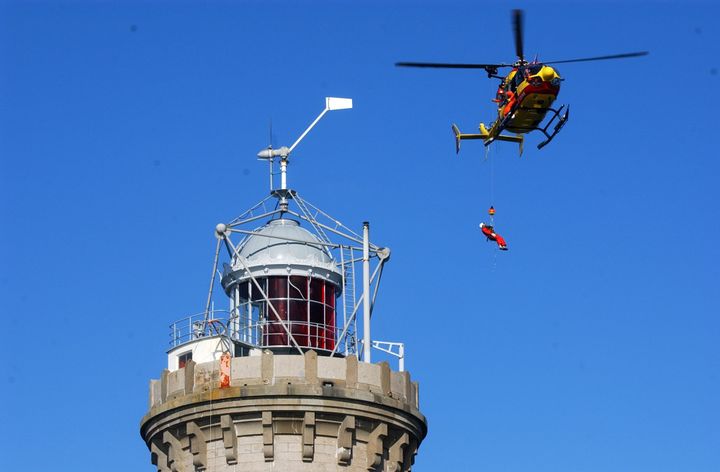 Le dernier gardien, Jean Philippe Rocher quitte le phare de Kéréon, helitreuillé par l'helicoptere de la sécurite civile, le 29/01/2004
	 
 ((PHOTOPQR/LE TELEGRAMME/E. LE DROFF MER D&#039;IROISE)