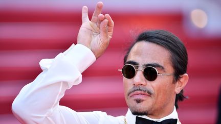 Le célèbre cuisinier turque Salt Bae assaisonne le tapis rouge du festival de Cannes. (MUSTAFA YALCIN / ANADOLU AGENCY)