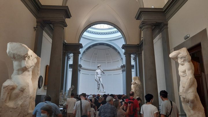 Visitors crowd into the gallery of the Accademia in Florence (Italy) where the David by Michelangelo is exhibited, on May 26, 2022. (BRUCE DE GALZAIN / RADIO FRANCE)