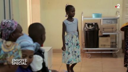 Envoyé spécial. Fanta, la première petite fille opérée du cœur au Mali