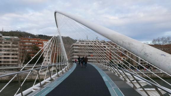 La passerelle Zubi Zuri sur le Nervion, le cours d'eau qui traverse la ville jusqu'à la mer (Photo Emmanuel Langlois)