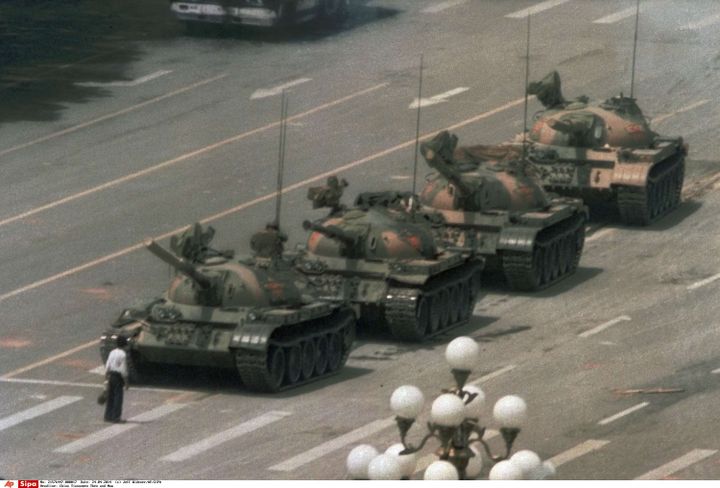 Le 5 juin 1989, un homme se tient devant une file de chars sur une avenue menant à la place Tiananmen, à Pékin (Chine).&nbsp; (JEFF WIDENER / AP / SIPA)