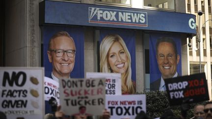 Une manifestation devant les locaux de la chaîne de télévision Fox News, à New-York, le 13 mars 2019. (DREW ANGERER / GETTY IMAGES NORTH AMERICA)