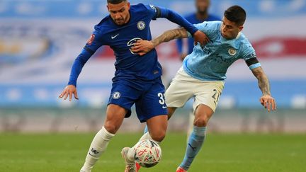 Le défenseur de Chelsea Emerson Palmieri&nbsp;et le défenseur de Manchester City&nbsp;Joao Cancelo, durant un match au stade&nbsp;Wembley, à Londres, le 17 avril 2021. (ADAM DAVY / AFP)