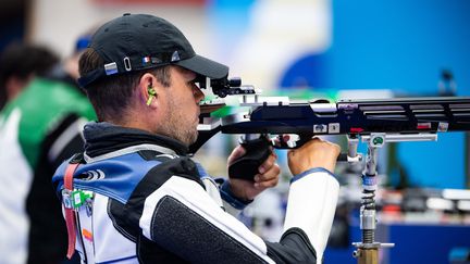 Tanguy de La Forest sur la paratir sportif, lors des Jeux paralympiques de Paris 2024, à Châteauroux, le 30 août 2024. (ECHELARD DIDIER / AFP)