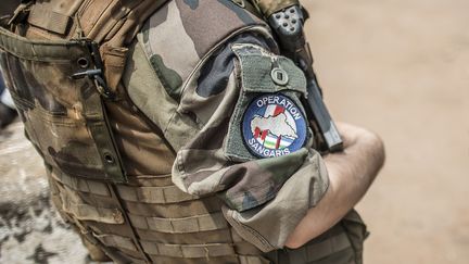 Un militaire fran&ccedil;ais engag&eacute; dans l'op&eacute;ration Sangaris, &agrave; Bangui (Centrafrique), le 4 juin 2014. (MARCO LONGARI / AFP)