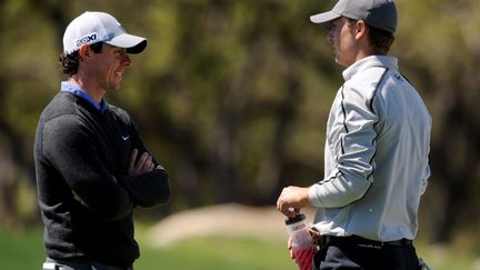 Rory McIlroy et Jordan Spieth en discussion (STEVE DYKES / GETTY IMAGES NORTH AMERICA)